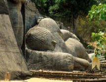 Sdasien-Reisen, Sri Lanka: Wolkenmdchen, Hochland und Dschungel - Eine liegende Statue